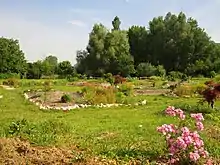 Photographie d'un jardin public agrémenté de bosquets.