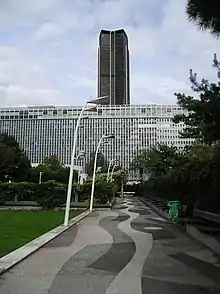 Jardin Atlantique avec en fond la tour Montparnasse.