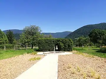 Vue générale du jardin d'agrément avec, dans le fond, le Grand Brion (à droite) et le massif du Taillefer.