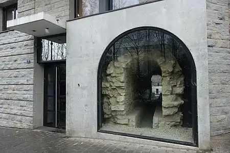 Vestiges de l'aqueduc Médicis préservé en face du jardin.