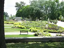 Le jardin de la fontaine; au fond, l'enclos des wallabies