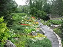 La grande rocaille du parc des Moulins au bord de la rivière du Berger.