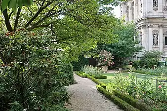 Vue du jardin des Combattants-de-la-Nueve à Paris.