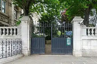 Entrée du jardin parisien par la place de l'Hôtel-de-Ville-Esplanade-de-la-Libération