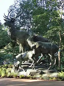 Les Cerfs au repos de Georges Gardet. État en 2018, après restauration.