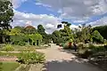 L’allée longitudinale de l’école de botanique en été, vue vers l’Est