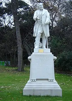 Statue de Michel Eugène Chevreul au Jardin des plantes à Paris.