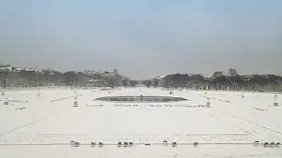 Jardin du Luxembourg sous la neige, à Paris, vu depuis le palais du Luxembourg.