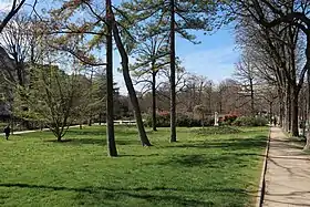 Photographie d'un jardin public planté d'arbres.