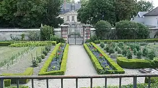 Vue du premier jardin du Château de Mareuil.