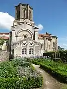 Le jardin, adossé à la sacristie.