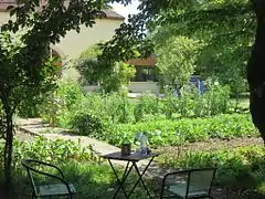 Un jardin potager et ses allées (France).