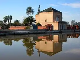 bâtiment rectangulaire se reflétant dans l'eau