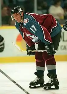 Photographie de Kurri avec le maillot de l'Avalanche lors d'un engagement.