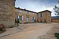 La façade intérieure du Manoir de La Garde.