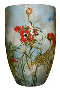 Jarre aux Pavots par Claire Basler, Barbotine colorée, Grande jarre en faïence (façonnée par tournage à la corde) ; hauteur 90 cm, diamètre 60 cm.