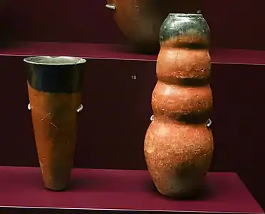 Vases de type cornet et à panse ondulée.Terre cuite à panse rouge et col noirci.Musée des Confluences