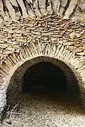 Bergerie des Terres du Roux à Redortiers, dans les Alpes-de-Haute-Provence : arc diaphragme en plein cintre, maçonné au mortier