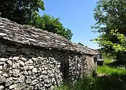 Jas recouvert de lauzes près de Lardiers.