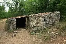 Gîte pastoral dit des Abeyts sur le versant sud du mont Ventoux, dans le Vaucluse : la cabane du berger est bâtie en applique contre le pignon-façade de la bergerie