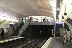 Quais et mezzanine de la station.