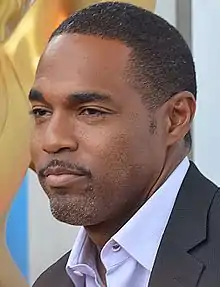 Jason George dans le rôle de Michael Lewis.