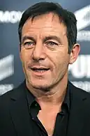 Jason Isaacs interprète John Henry Godfrey.