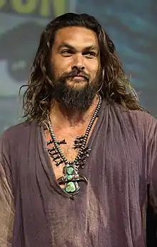 Jason Momoa interprète Khal Drogo.
