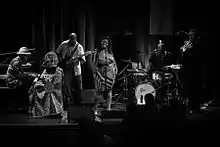 Photo en noir et blanc d'un groupe, avec Jason Moran aux claviers, un bassiste, une chanteuse, un batteur et un trompettiste.