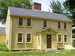 La maison Jason Russell, bâtiment en bois peint en jaune.