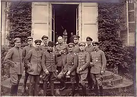 Militaires allemands rassemblés en uniforme sur le perron d'une maison, pour célébrer la remise de la croix Pour le Mérite à Rudolf Berthold, le 12 octobre 1916