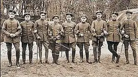 Photo noir et blanc d'un groupe d'hommes en uniforme