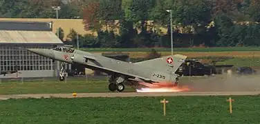 Un Mirage IIIS décollant de Payerne en 1996 avec des fusées JATO.