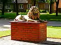 Sculpture d'un lion, symbole de Jaunjelgava.