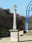 Croix en face de l'église.