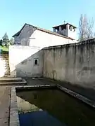 Le lavoir et la fontaine Saint-Firmin.