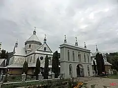 l'église de la Trinité à Yavoriv, classée et son clocher,