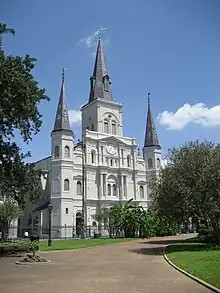 photo en couleurs d'une grande église avec des arbres