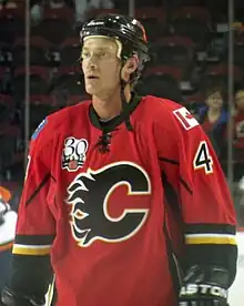 Description de l'image Jay Bouwmeester Flames.JPG.