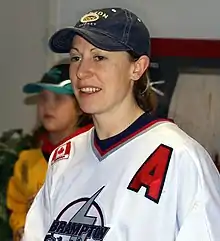Photographie d'une joueuse de hockey avec un maillot blanc