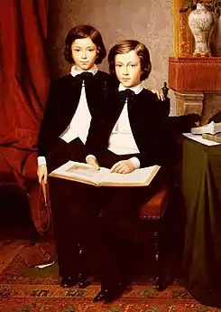 Deux jeunes garçons avec un carnetde croquis.