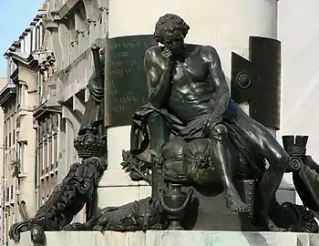 Détail du monument (à senestre) : Le Citoyen, ou Le Commerce, autoportrait de Jean-Baptiste Pigalle.