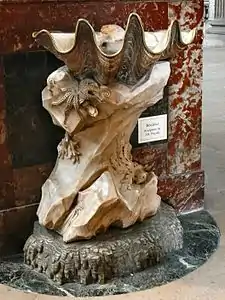 Bénitier de Jean-Baptiste Pigalle dans l'église Saint-Sulpice à Paris, réalisé à partir d'une coquille de bénitier (mollusque).