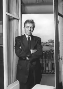 Jean-Denis Bredin en 1991, debout devant la fenêtre ouverte de son bureau