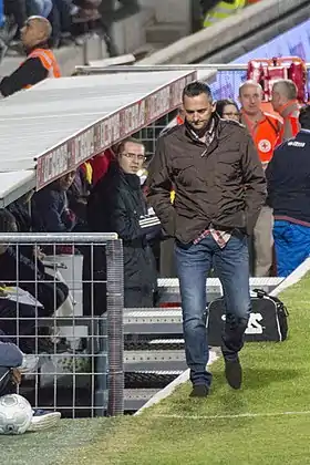 Jean-Luc Vannuchi, entraîneur français, marche à côté de son banc de touche.