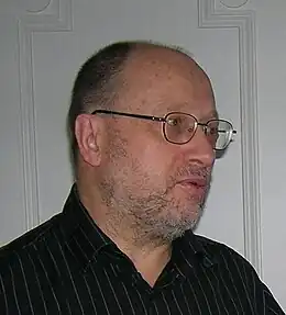 Photographie d'un homme portant des lunettes.