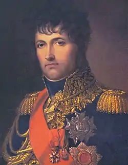 La peinture montre un homme aux cheveux noirs rasé de près portant un uniforme militaire bleu foncé avec beaucoup de décorations et de dentelles dorées.