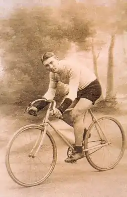 Photographie d'un cycliste sur son vélo.