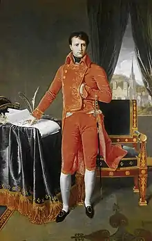 Portrait en pied de Napoléon en costume rouge, posant en chef d'État.