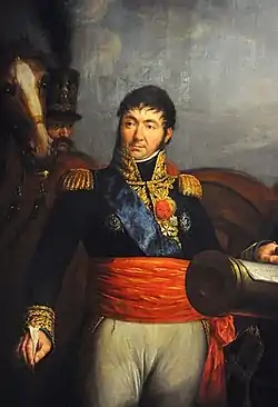 Portrait d'un général français devant l'affût d'un canon, regard vers la gauche, avec ses décorations.